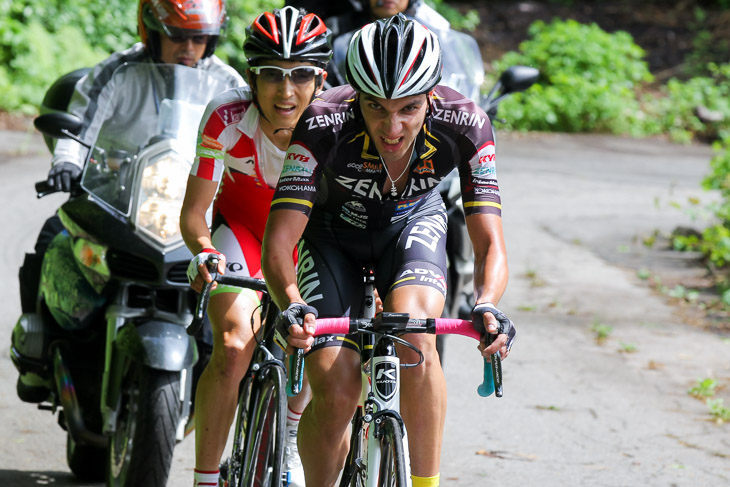 先頭はホセ・ビセンテ(チーム右京)と増田成幸(宇都宮ブリッツェン)の一騎打ち