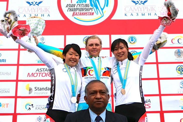 ジュニア女子ロード表彰式 2位の梶原と3位の坂口