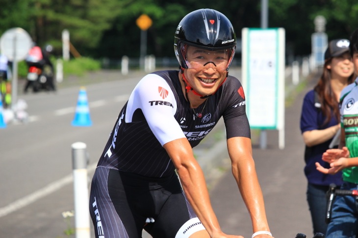 フィニッシュ直後に笑顔を見せる別府史之(トレックファクトリーレーシング)