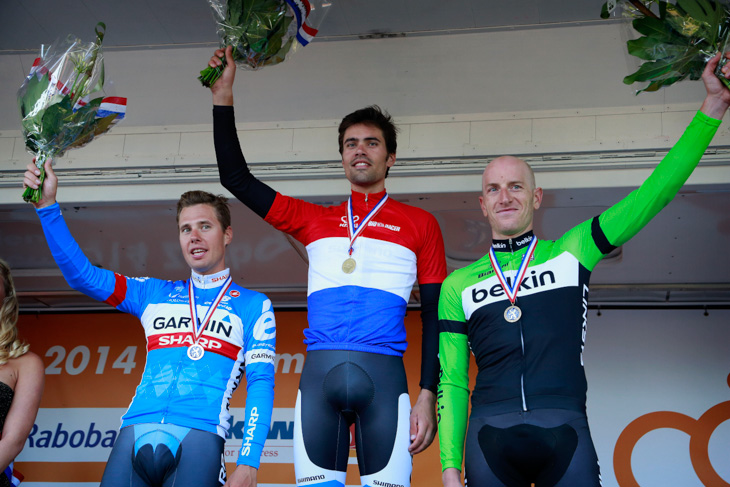 オランダ選手権TT 表彰台の真ん中に立つトム・ドゥムラン(オランダ、ジャイアント・シマノ)