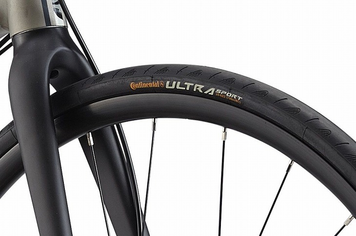 振動吸収性とグリップに優れた28cタイヤ(実際にアッセンブルされるタイヤはKENDA KWEST)