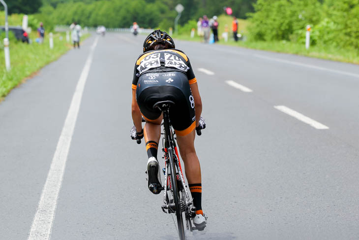 8周目、先頭の與那嶺恵理(サクソバンクFX証券)を追う萩原麻由子(Wiggle HONDA)
