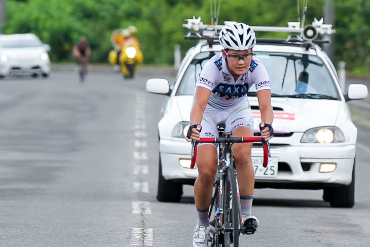 ラスト2.5km、先頭の與那嶺恵理(サクソバンクFX証券)に萩原麻由子(Wiggle HONDA)が近づいてくる