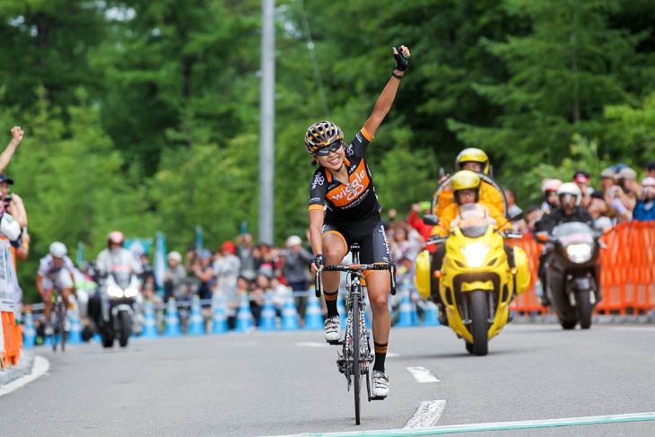 萩原麻由子(Wiggle HONDA)が與那嶺恵理(サクソバンクFX証券)をかわして優勝