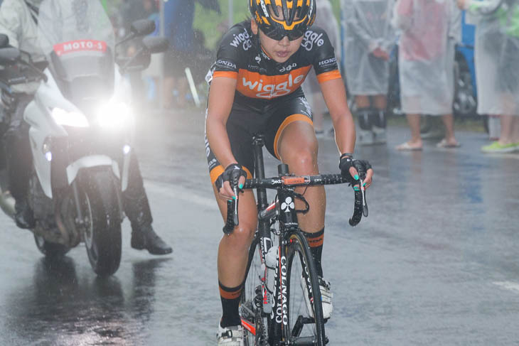 3周目入り霧の中を独走する萩原麻由子(Wiggle HONDA)