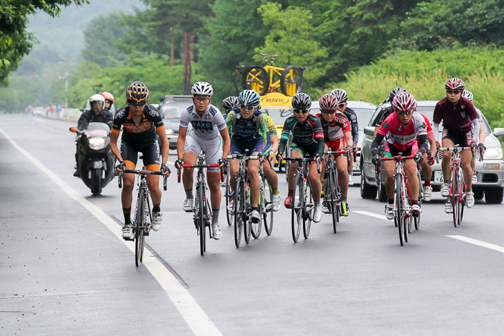 7周目、萩原麻由子(Wiggle HONDA)先頭に蛇行する集団