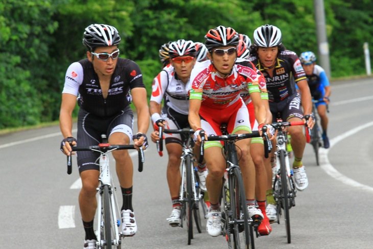 登りでペースをあげようとする別府史之(トレックファクトリーレーシング)、増田成幸(宇都宮ブリッツェン)