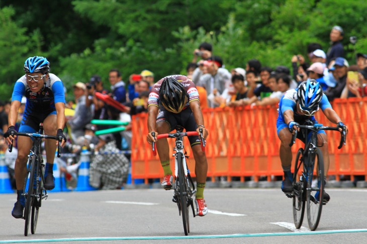 5位争いは土井雪広(チーム右京)が入部正太郎と畑中勇介(シマノレーシング) を下す