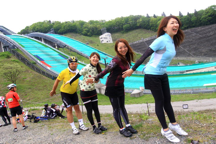 「ジャ~ンプ!」美ら島オキナワでも一緒になった3人組と一緒に大空に飛び出す。