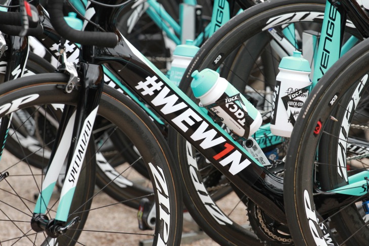 昨日トレンティンが勝利したオメガファーマ・クイックステップの全員のバイクには#WEW1Nのハッシュタグが入れられた
