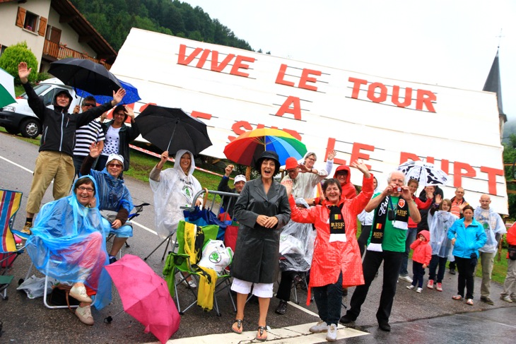 陽気な奥様方によるVIVE LE TOUR(ツール万歳)応援団