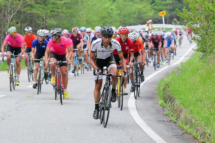 1周目、武井亨介(Singha Infinite Pro Cycling Team)がペースを上げる