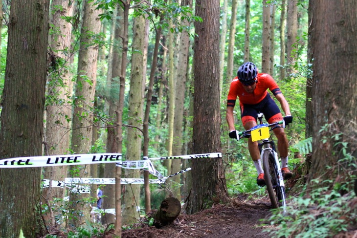 30秒差で武井亨介(チーム・フォルツァ!)を追う山本幸平(SPECIALIZED RACING TEAM)