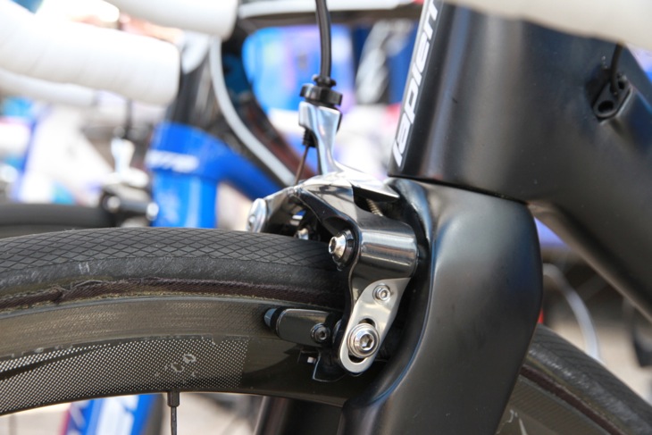 ティボー・ピノ(フランス、FDJ.fr)のバイクのフロントフォークにはダイレクトマウントブレーキを装着されている