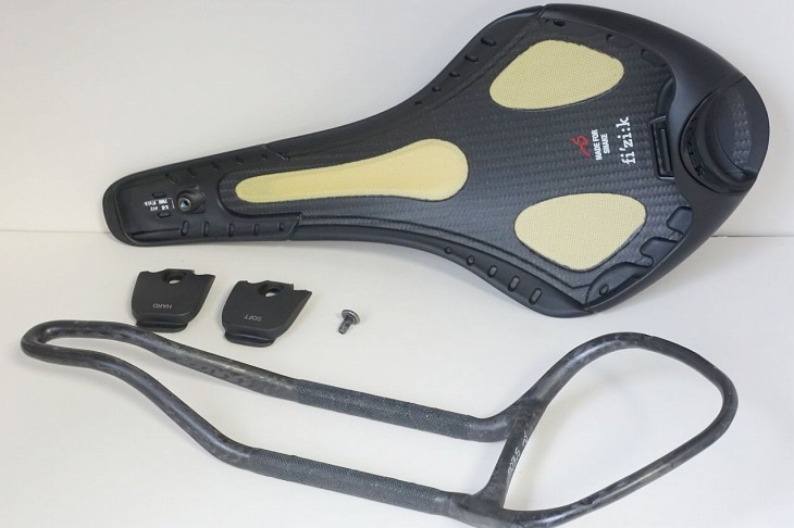 (上から)トップ部、連結パーツTUNER、MOBIUSレールの3部品で構成される