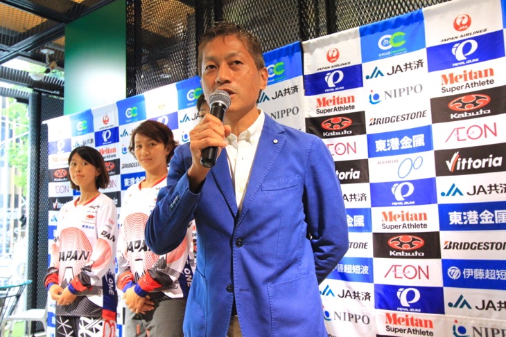 契約締結について語る中田明氏(ウエイブワン代表)