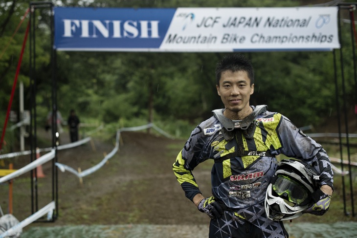 優勝を決めた直後の安達靖(ダートフリーク/サラセン)。雨が降り続いていた