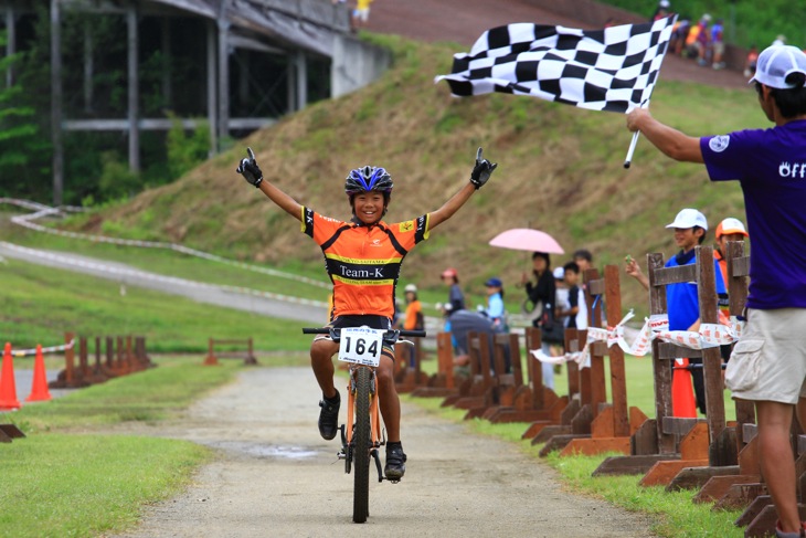 小学4年男子は綾野 尋(チームK/埼玉県 所沢市立山口小学校)が独走優勝