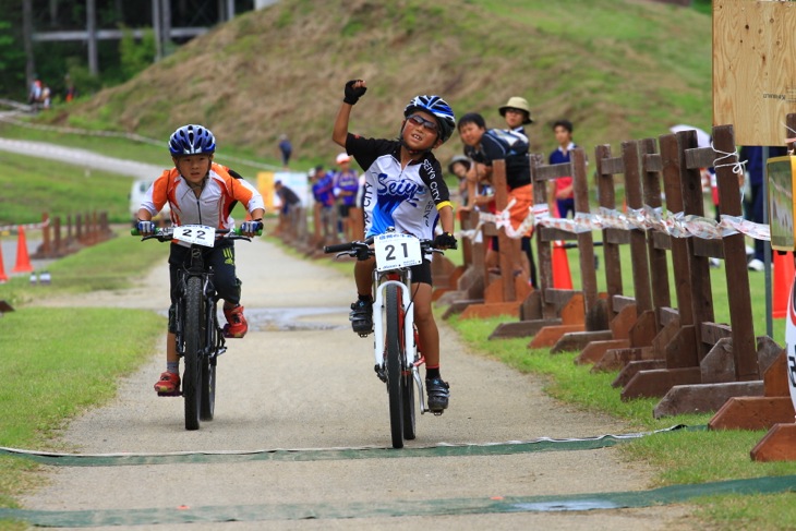 小学2年男子を制した村上 ヒカル(愛媛県 西予市立多田小学校)