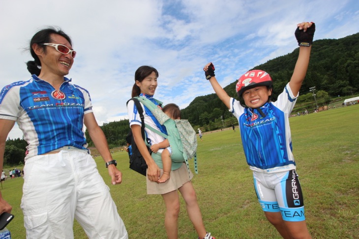 優勝して家族のもとで歓喜する小学1年生!