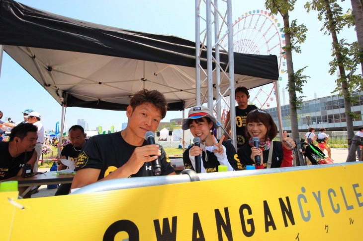 軽快なアナウンスで会場を盛り上げた白戸太朗さん、新井麻希さん、絹代さんのお三方