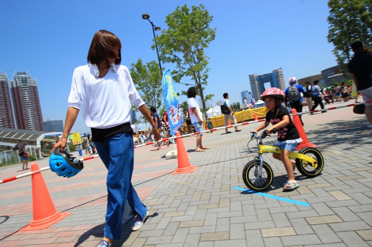 キック式の自転車を使った自転車教室は多くのキッズを集めた