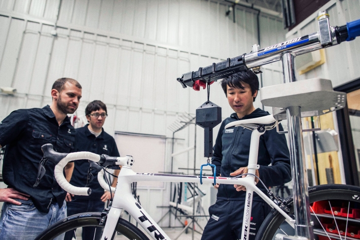トレック本社で完成形に近いエモンダに触れる別府史之(トレックファクトリーレーシング)