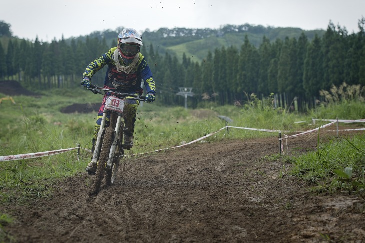 女子エリートクラス優勝の末政実緒(DIRTFREAK/SARACEN)