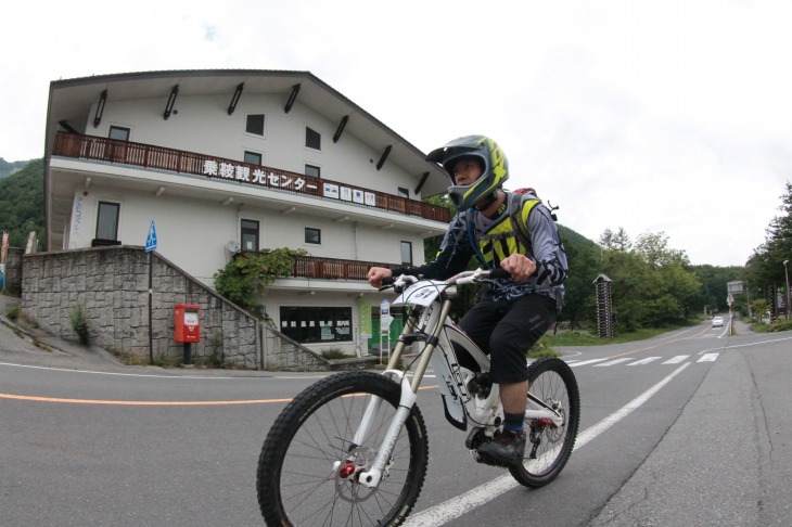 乗鞍観光センターの前を登っていく