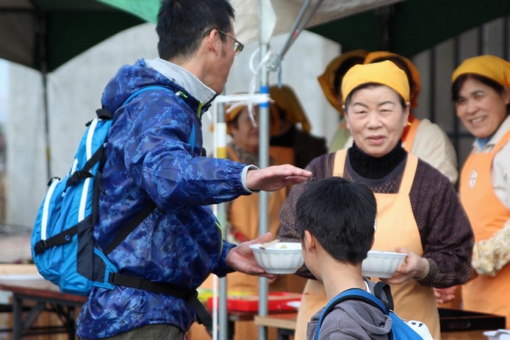 ゴールエイドでは各市村のグルメが販売される