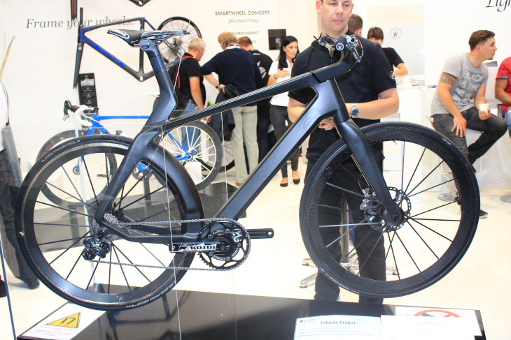 ライトウェイトが制作したプロトタイプのE-Bike。20kgを越えるバイクも多い中で15.6kgを実現。アシストユニットにはリニアモーターカーの原理を応用している(2014年のユーロバイクより)