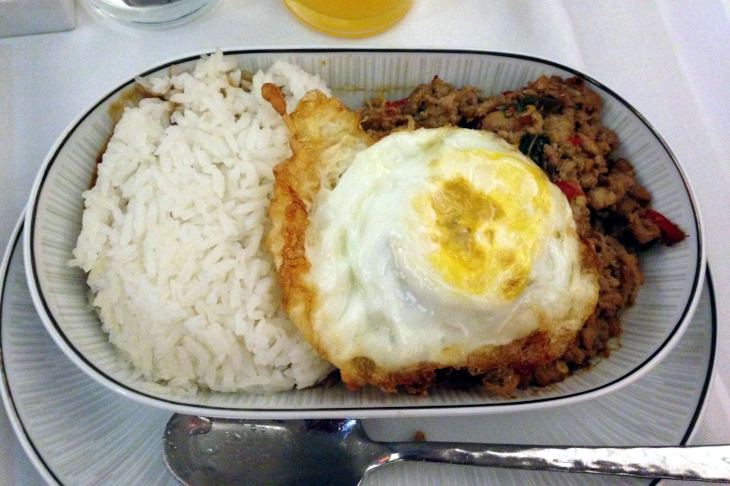 飛行機はタイ国際航空で、機内食のタイ料理がウマし。コップンカ~