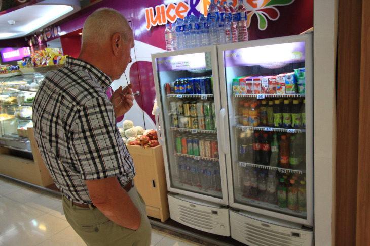 タイ・バンコクにあるスワンナプーム国際空港でトランジット。異国の飲み物は見てるだけでおもしろいですよね?