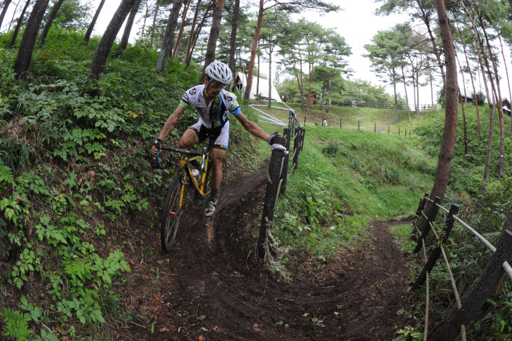 スイッチバックをこなす山川惇太郎(Team CHAINRING)