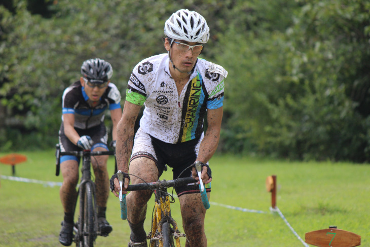C1のトップ争いを演じる山川惇太郎(Team CHAINRING)と斎藤朋寛(RIDE LIFE GIANT)