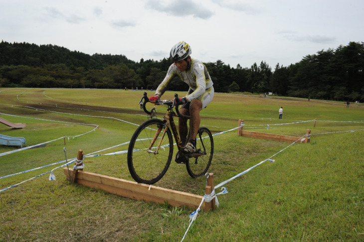 シケインをバニーホップで越える松井正史(シマノドリンキング)