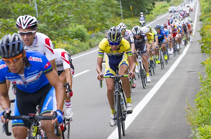 第1ステージ 長く伸びた集団の前方に位置取る徳田優(鹿屋体育大学)