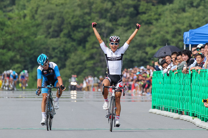 内間康平(ブリヂストンアンカー)が入部正太朗(シマノレーシング)をスプリントで下し優勝