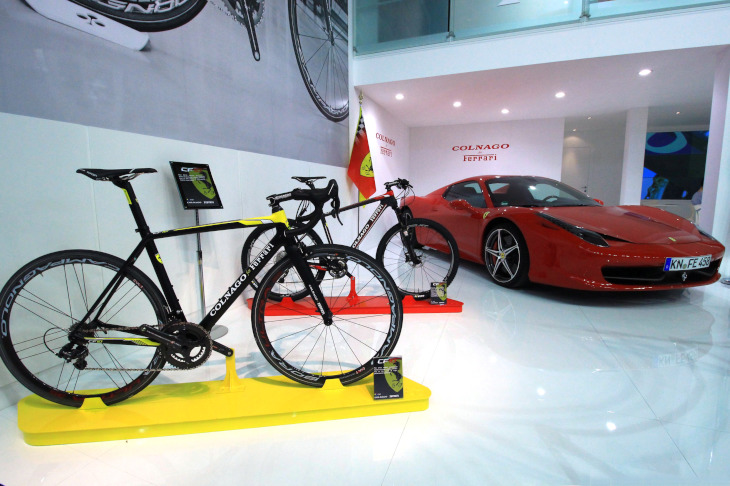 フェラーリとのコラボモデルCOLNAGO for Ferrariの新型「CF10(手前)」と「CF12(奥)」を発表