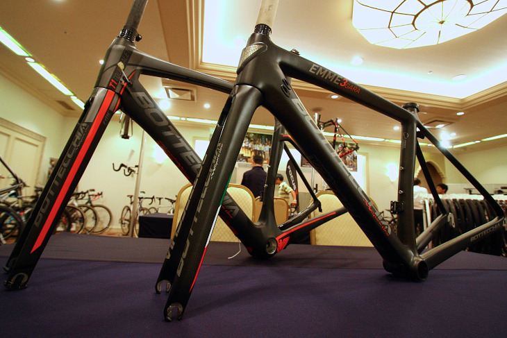 ボッテキアのニューモデル「EMME3 GARA(手前)」と「T1 TOURMALET(奥)」