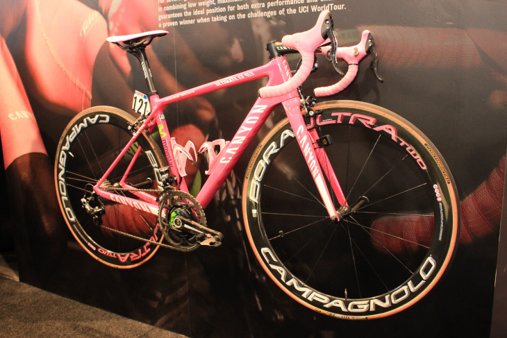 ナイロ・キンタナ(コロンビア、モビスター)が実際にレースで使用したマリアローザカラーのULTIMATE CF SLX