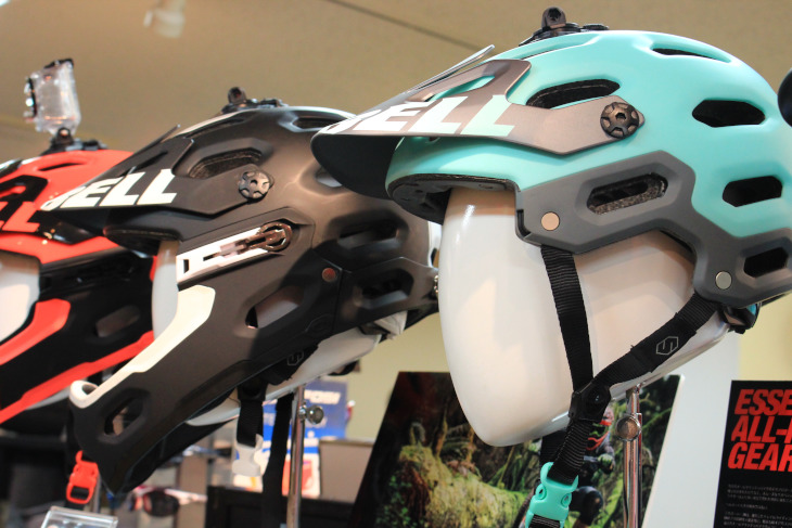 MTBエンデューロに対応するSUPER 2R(左)とSUPER 2(右)