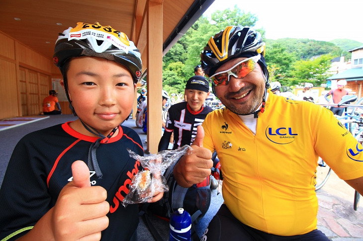 オニギリ持参で頑張る少年ライダー君。頑張れ!