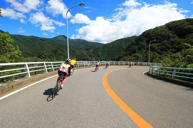 川治ダムから市街地めがけて、抜群の風景の中を一気に駆け降ります。このダウンヒルは最高!