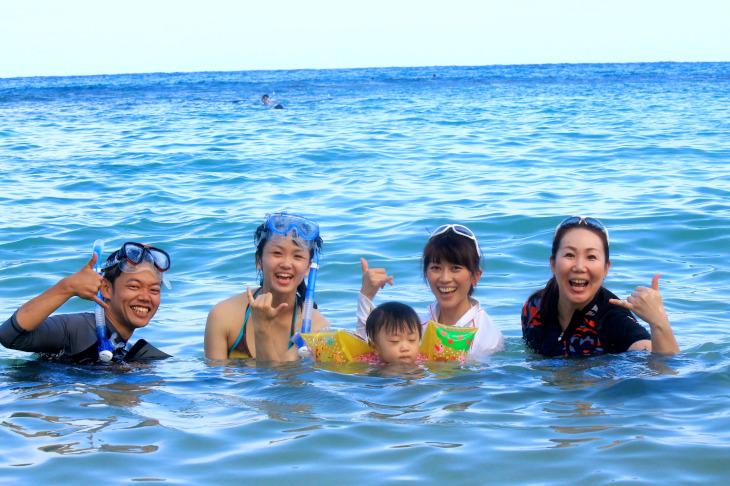 水着を持ってきた参加者はビーチを満喫していました(上の写真の女性も完全に浸かってますね)