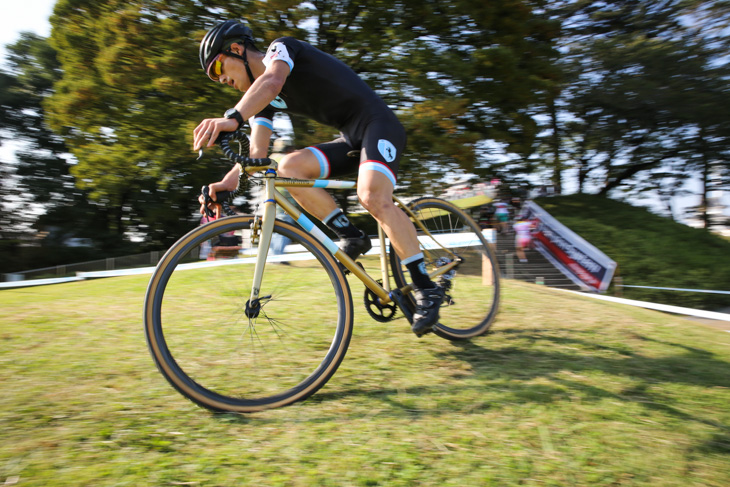 3番手を走る濱由嵩(SPEEDVAGEN CYCLOCROSS TEAM)