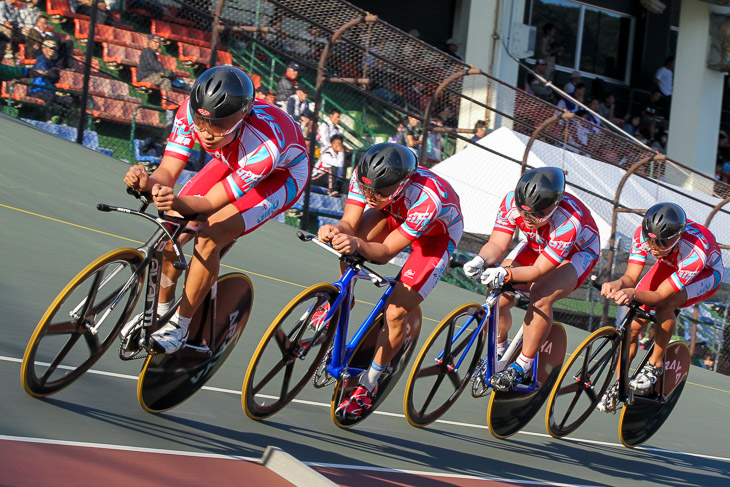 4kmチームパーシュート 1位の岐阜県(相馬、矢野、橋本、渡邊)4分22秒437 大会新