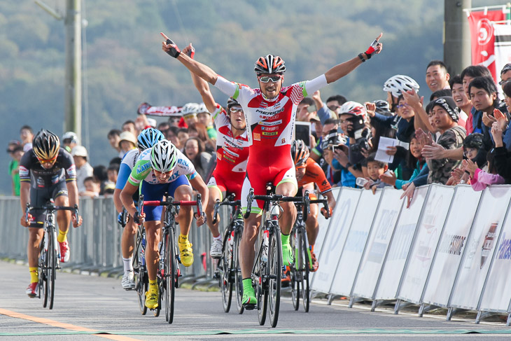 阿部嵩之(宇都宮ブリッツェン)が逃げ集団のスプリントを制し優勝