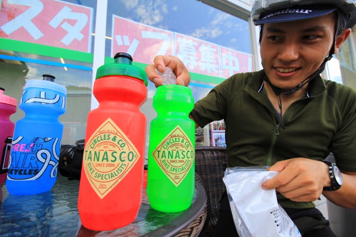 暑いのでボトルには氷を補給。タバスコならぬTANASCOボトルはサークルズのオリジナル(田中さんの名前からとったとか)