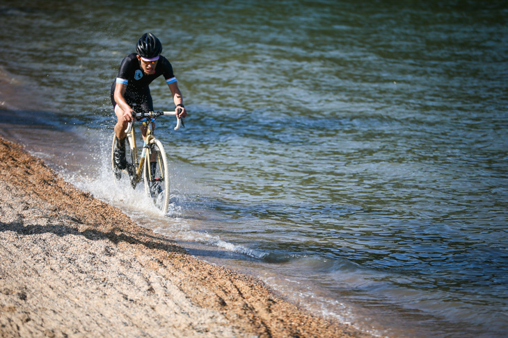 C1 ほぼ全て乗車で砂浜セクションをクリアする濱由嵩(SPEEDVAGEN CYCLOCROSS TEAM)